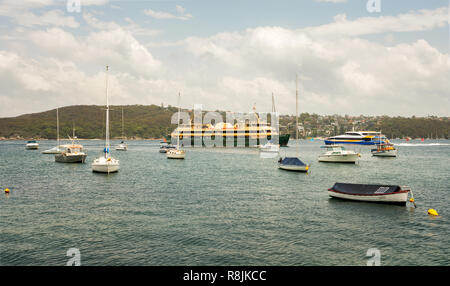 Manly, New South Wales, Australien. 15. Dezember, 2018. Fähren in Manly Harbour bietet Transport vom Circular Quay Sydney die Manly Wharf und Stockfoto