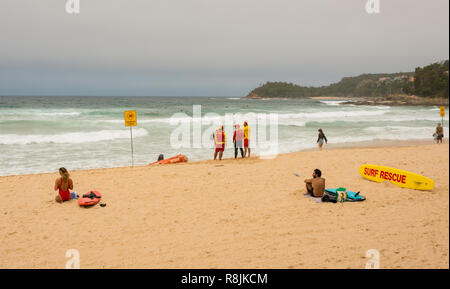 Manly, New South Wales, Dezember, 15., 2018, Australien. - Unidentifizierter Strand - goers und Rettungsschwimmer auf Manly Beach in der Nähe von Sydney, Australien. Stockfoto