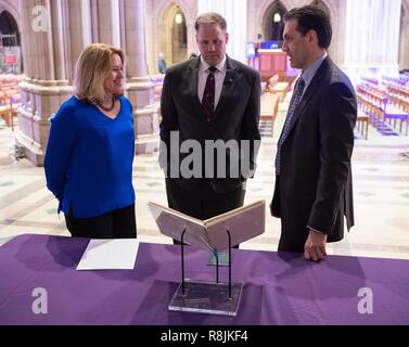 Direktor des Smithsonian National Air und Space Museum Ellen Stofan, Links, NASA-Administrator Jim Bridenstine, Mitte, und Andrew Johnston, vom Chicago Adler Planetarium der NASA-Astronaut Jim Lovells Apollo 8 Flight Plan auf Anzeige an den Geist des Apollo Veranstaltung zum Gedenken an den 50. Jahrestag von Apollo 8 an der National Cathedral Dezember 11, 2018 in Washington, DC. Apollo 8 war der erste bemannte Raumfahrt zum Mond und zurück die Astronauten Frank Borman, Jim Lovell und William Anders im Dezember 1968. Stockfoto