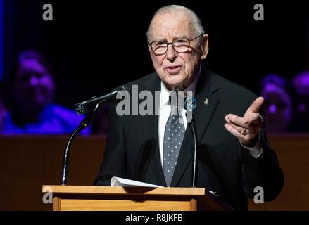 Apollo 8 Astronauten Jim Lovell spricht während des Smithsonian National Air und Space Museum Geist des Apollo Veranstaltung zum Gedenken an den 50. Jahrestag von Apollo 8 an der National Cathedral Dezember 11, 2018 in Washington, DC. Apollo 8 war der erste bemannte Raumfahrt zum Mond und zurück die Astronauten Frank Borman, Jim Lovell und William Anders im Dezember 1968. Stockfoto