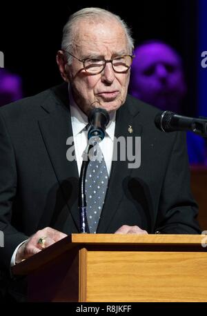 Apollo 8 Astronauten Jim Lovell spricht während des Smithsonian National Air und Space Museum Geist des Apollo Veranstaltung zum Gedenken an den 50. Jahrestag von Apollo 8 an der National Cathedral Dezember 11, 2018 in Washington, DC. Apollo 8 war der erste bemannte Raumfahrt zum Mond und zurück die Astronauten Frank Borman, Jim Lovell und William Anders im Dezember 1968. Stockfoto