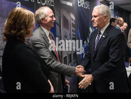 U.S. Vice President Mike Pence, rechts, schüttelt Hände mit der NASA Associate Administrator Bill Gerstenmaier, Mitte, nach einer Diskussion über den Fortschritt zur Raumfahrtpolitik Richtlinie 1 bei der NASA Hauptquartier Dezember 12, 2018 in Washington, DC. Stockfoto