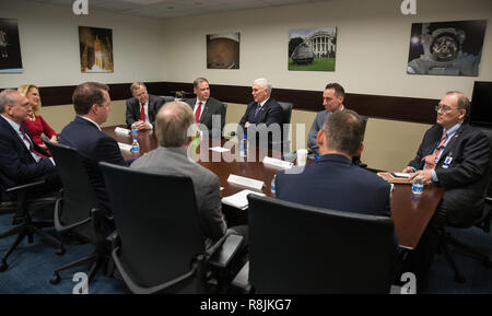 U.S. Vice President Mike Pence, Mitte, spricht mit NASA-Administrator Jim Bridenstine, Links, während einer Konferenz zu den Fortschritten im Bereich der Weltraumpolitik Richtlinie 1 bei der NASA Hauptquartier Dezember 12, 2018 in Washington, DC. Auch die Teilnahme an der Konferenz sind: stellvertretende NASA Administrator Jim Morhard, Links, NASA Stabschef Janet Karika, NASA Associate Administrator Steve Jurczyk, Chief Financial Officer Jeff DeWit, Administrator Associate für bemannte Exploration und Operationen William Gerstenmaier, und Administrator Associate für die Science Mission Directorate Thomas Zurbuchen, zusammen mit dem amtierenden Chef des Stabes Stockfoto