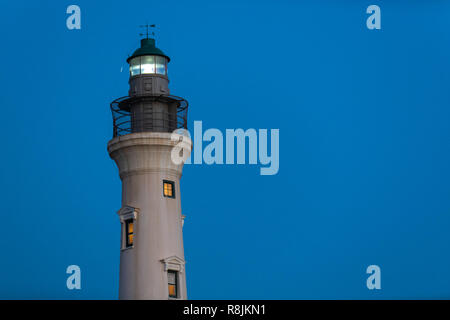 California Lighthouse Aruba Hudishibana - Arashi Beach Leuchtturm in der Dämmerung mit Licht auf Stockfoto