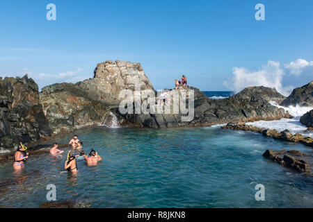 Natürlichen pool Conchi Aruba - Aruba - massive Wellen um Schnorchler und Touristen, die eine beliebte Touristenattraktion im Nationalpark "Arikok" Stockfoto