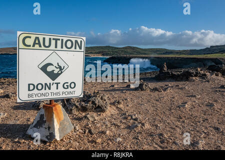 Natürliche Brücke Aruba - riesenwellen Warnschild in "Arikok" National Park gefunden - eine natürlich geformte Sea Bridge/Ocean Brücke und nationales Wahrzeichen Stockfoto