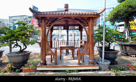 Im asiatischen Stil Pavillon aus Holz und Bonsai Bäume. Stockfoto