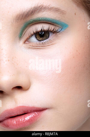 Closeup Schuß von menschlichen weiblichen Gesicht. Mädchen mit perfekte Haut und blauen rauchigen Augen Auge Schatten. Frau mit vogue Gesicht Beauty Makeup. Stockfoto