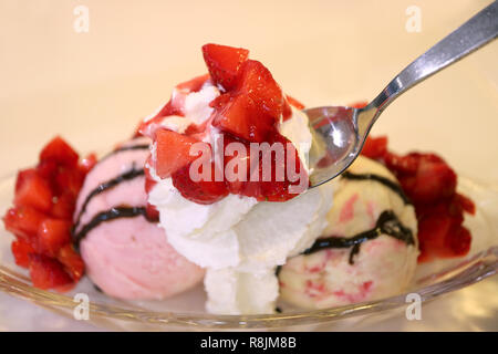 Köstliche gehackte frische Erdbeeren mit Schlagsahne von Eisbecher Stockfoto