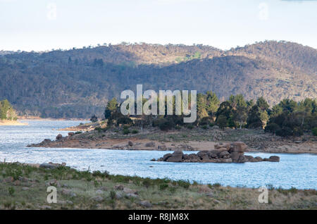 Neugier Felsen in Lake Jindabyne bei Dämmerung Stockfoto