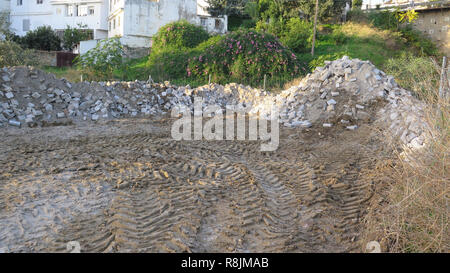 Debries von der Straße Bau und Reparatur im Feld im andalusischen Dorf Blocklagerung Stockfoto