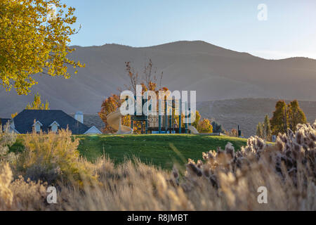 Spielplatz auf einem grasbewachsenen Hügel in Utah Valley sunset Stockfoto