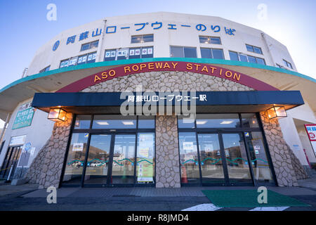 Aso, Kumamoto, Japan, November 10, 2018: Aso Seilbahn Station in Aso Berge, blauer Himmel. Stockfoto