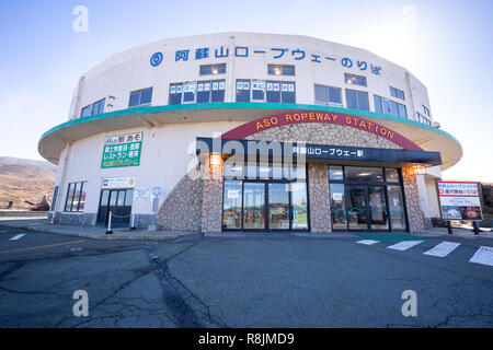 Aso, Kumamoto, Japan, November 10, 2018: Aso Seilbahn Station in Aso Berge, blauer Himmel. Stockfoto