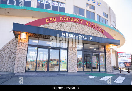 Aso, Kumamoto, Japan, November 10, 2018: Aso Seilbahn Station in Aso Berge, blauer Himmel. Stockfoto