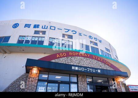 Aso, Kumamoto, Japan, November 10, 2018: Aso Seilbahn Station in Aso Berge, blauer Himmel. Stockfoto