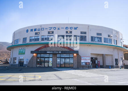 Aso, Kumamoto, Japan, November 10, 2018: Aso Seilbahn Station in Aso Berge, blauer Himmel. Stockfoto