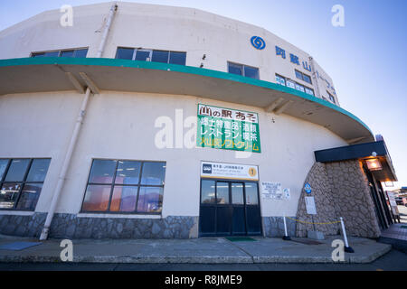 Aso, Kumamoto, Japan, November 10, 2018: Aso Seilbahn Station in Aso Berge, blauer Himmel. Stockfoto