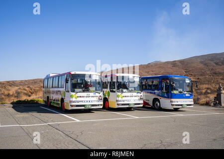 Aso, Kumamoto, Japan, November 10, 2018: Aso Seilbahn Station in Aso Berge, blauer Himmel. Stockfoto