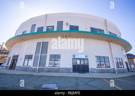 Aso, Kumamoto, Japan, November 10, 2018: Aso Seilbahn Station in Aso Berge, blauer Himmel. Stockfoto