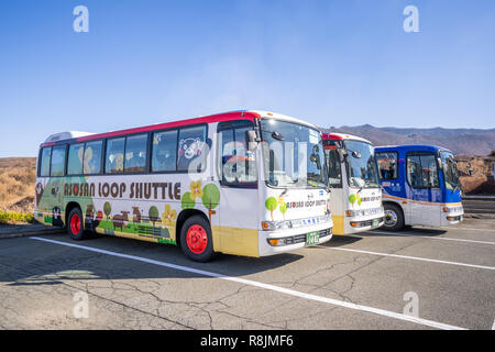 Aso, Kumamoto, Japan, November 10, 2018: Aso Seilbahn Station in Aso Berge, blauer Himmel. Stockfoto