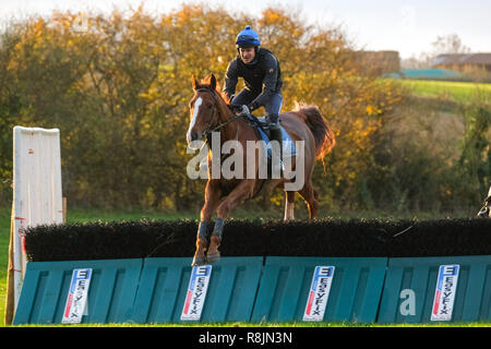 TV-Persönlichkeit Chris Hughes Zeichen, als offizieller Botschafter für die Korallen Champions Club, den Buchmacher kostenlose Rennpferd Eigentum Verein zu geben. Der Wirklichkeit Stern und Racing fan als Jockey in einer Charity Rennen in New York in diesem Jahr konkurrierten, fünftens, und hat Kräfte mit der Buchmacher verband erneut über den Verein, die Fans die Chance gibt, die Perks des Seins ein Eigentümer zu genießen und bietet Vorteile wie die pferderennbahn Gastfreundschaft zu fördern, Besuche von Trainer Yards und die Gelegenheit, ein Eigentümer für den Tag zu sein. Mit: Chris Hughes, Wo: Vereinigtes Königreich Wann: 14 Aug 2018 Quelle: Matt Kee Stockfoto