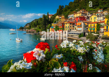 Wunderbarer Urlaubsort, bunten mediterranen Gebäude und luxuriösen Villen mit fantastischen Hafen, Varenna, Comer See, Lombardei, Italien, Europa Stockfoto