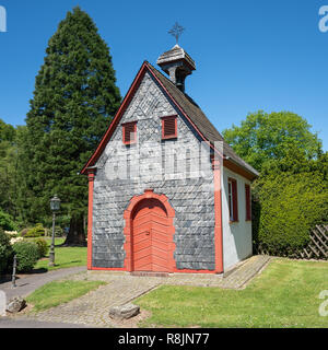 Kleine alte Kapelle in Odenthal, typisches Dorf des Bergischen Landes, Deutschland Stockfoto