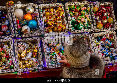 Ein Zähler mit Weihnachtsschmuck für den Christbaum im zentralen Speicher von Moskau im Vorabend des neuen Jahres, Russland Stockfoto