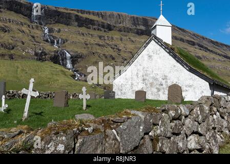 Dänemark, Färöer Inseln, Insel Streymoy, Saksun, Kirche mit Rasen Dach und Wasserfall im Hintergrund Stockfoto