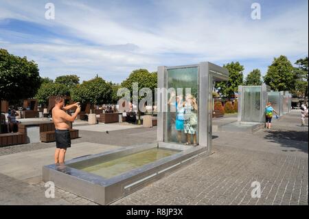 Polen, Westpommern, Miedzyzdroje, Eintritt zum Pier, Brunnen im Park Stockfoto