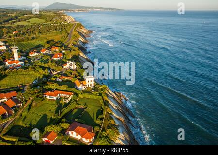 Frankreich, Pyrenees Atlantiques, aalen Sie sich Land, Ciboure, den Flysch Klippen mit Blick auf den Atlantischen Ozean (Luftbild) Stockfoto