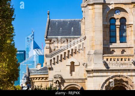 Frankreich, Hauts de Seine, Neuilly sur Seine, Saint Pierre de Neuilly Kirche und La Defense Stockfoto
