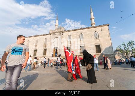 Türkei, Istanbul, historischen Zentrum als Weltkulturerbe von der UNESCO, Bezirk Eminönü, einem Anbieter mit Fahnen vor der Yeni Cami (Neue Moschee) Stockfoto