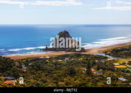 Piha Beach, Auckland, Lion Rock, North Island, Neuseeland Stockfoto