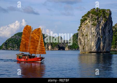 Vietnam, Ha Long Bay als Weltkulturerbe von der UNESCO, Junk-Boot in die Ha Long Bay Stockfoto