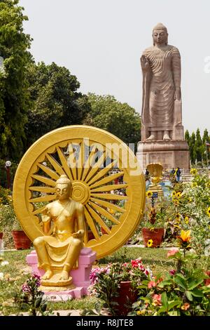 Indien, Uttar Pradesh, Sarnath, der Siamesische Tempel, dharmachakra, dharma Rad eine der buddhistischen Symbole und Lord Buddha Statue stehend Stockfoto