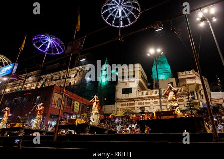 Indien, Uttar Pradesh, Varanasi, Ganga Aarti Zeremonie an Dashashwamedh ghat Stockfoto