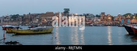 Indien, Uttar Pradesh, Varanasi, Dashashwamedh ghat bei Sonnenaufgang Stockfoto