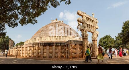 Indien, Madhya Pradesh, Sanchi, bouddhist Denkmälern zum Weltkulturerbe der UNESCO, Pilger, um die große Stupa Stockfoto