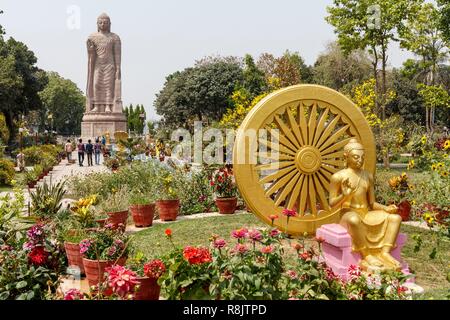 Indien, Uttar Pradesh, Sarnath, der Siamesische Tempel, dharmachakra, dharma Rad eine der buddhistischen Symbole und Lord Buddha Statue stehend Stockfoto