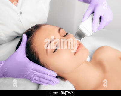 Schöne Frau mit Ultraschall, Kavitation Facial Peeling. Kosmetik und Gesichtspflege Stockfoto