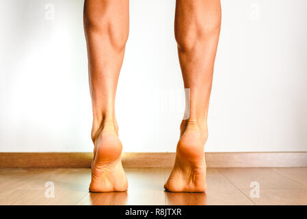 Muskeln der hinteren Bein, Gastrocnemius und Soleus Muskels, Foto eines Athleten. Stockfoto