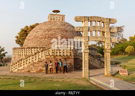 Indien, Madhya Pradesh, Sanchi, bouddhist Denkmälern zum Weltkulturerbe der UNESCO, die Kinder in der Nähe der Stupa 3 Stockfoto