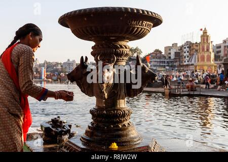 India, Maharashtra, Nashik, die ghats am Godavari River, Frau sammeln heilige Wasser Stockfoto