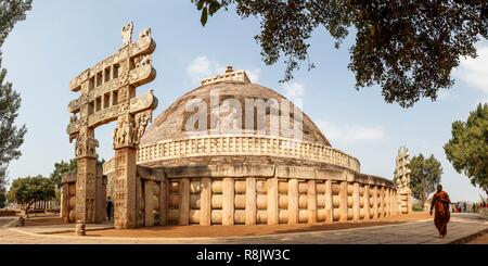 Indien, Madhya Pradesh, Sanchi, bouddhist Denkmälern zum Weltkulturerbe der UNESCO, buddhistischer Mönch, der rund um die große Stupa Stockfoto