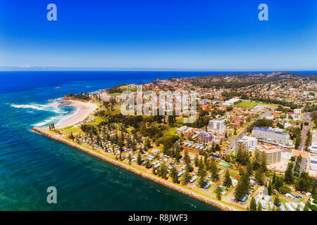 Waterfront von Port Macquarie Stadt auf australischen Mitte Nord Küste des Pazifischen Ozeans entlang Hastings River an einem sonnigen Sommertag im Luftbild. Stockfoto