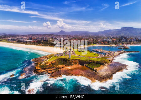 Strand von Wollongong Stadt an der Pazifikküste von Australien mit zwei weiße Leuchttürme Bewachung und Schutz von Stadt, Hafen und Marina in Luftaufnahme fr Stockfoto