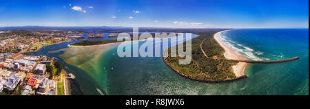 Panorama der Stadt Port Macquarie waterfront entlang Hastings River in den Pazifik um Flat Cape und Sandstrand mit vielen Booten. Stockfoto