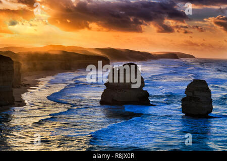 Zwei dunkle Kalkstein Apostel Rocks Off gibsons Schritte Strand am australischen Great Ocean Road zwölf Apostel Marina Park bei Sonnenaufgang. Stockfoto